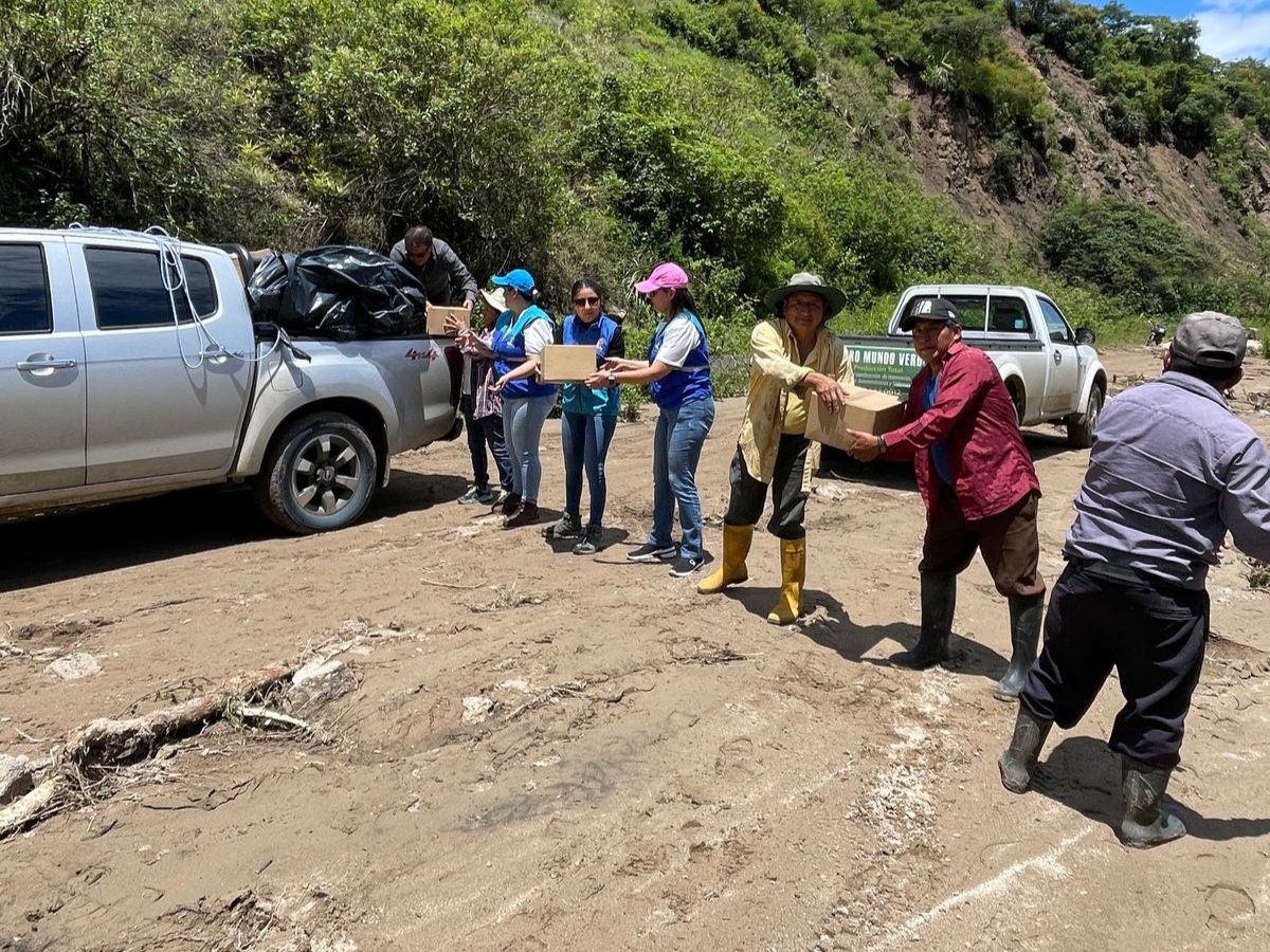 AzuayPrefectura's tweet photo. #AzuaySolidario 🫶
Llegamos con kits de víveres para las familias damnificadas de San Vicente de Totoras en #SantaIsabel. 👐
Recorremos los puntos críticos para atender las emergencias ocasionadas por el temporal. 🌧️
#JotaLloretPrefecto
#AzuayPrefectura
#EmergenciasViales https://t.co/2yOkPjJZmD