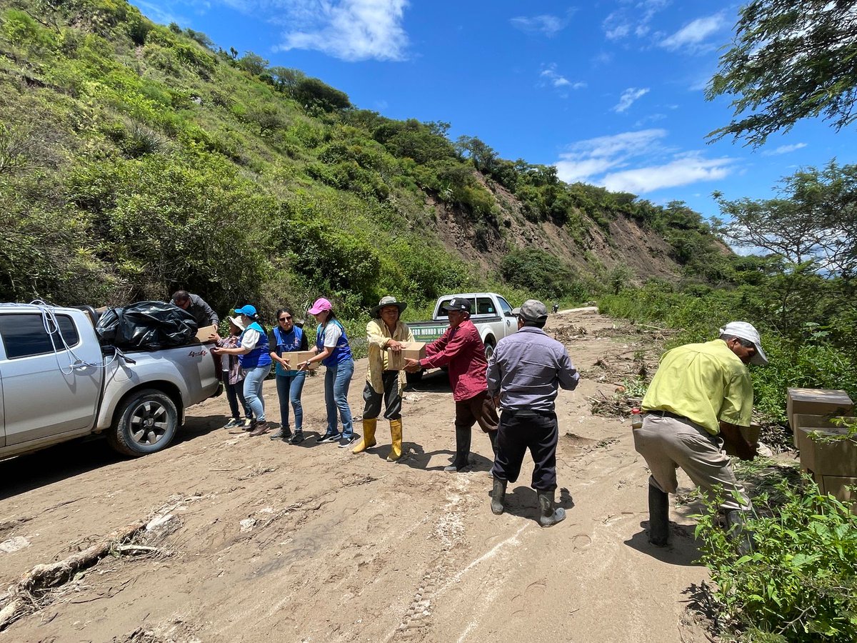 AzuayPrefectura's tweet photo. #AzuaySolidario 🫶
Llegamos con kits de víveres para las familias damnificadas de San Vicente de Totoras en #SantaIsabel. 👐
Recorremos los puntos críticos para atender las emergencias ocasionadas por el temporal. 🌧️
#JotaLloretPrefecto
#AzuayPrefectura
#EmergenciasViales https://t.co/2yOkPjJZmD