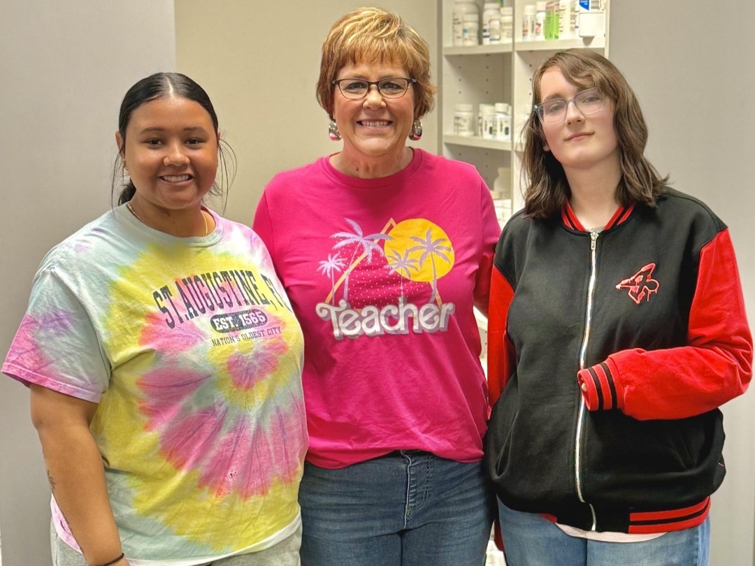 MeridianTech's tweet image. First Friday Fun Day = SUCCESS! (Like the BRIGHT futures of our students!)

Meridian showed up glowing in neon and ready to shine 🌟

Check out these awesome looks ➡️

#MeridianTech #ClimbHigher #FirstFridayFunDay #BrightFutures