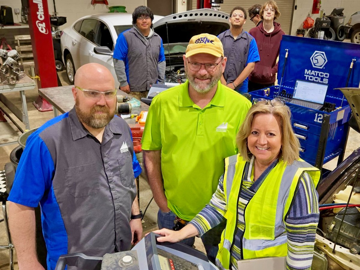 MeridianTech's tweet image. First Friday Fun Day = SUCCESS! (Like the BRIGHT futures of our students!)

Meridian showed up glowing in neon and ready to shine 🌟

Check out these awesome looks ➡️

#MeridianTech #ClimbHigher #FirstFridayFunDay #BrightFutures