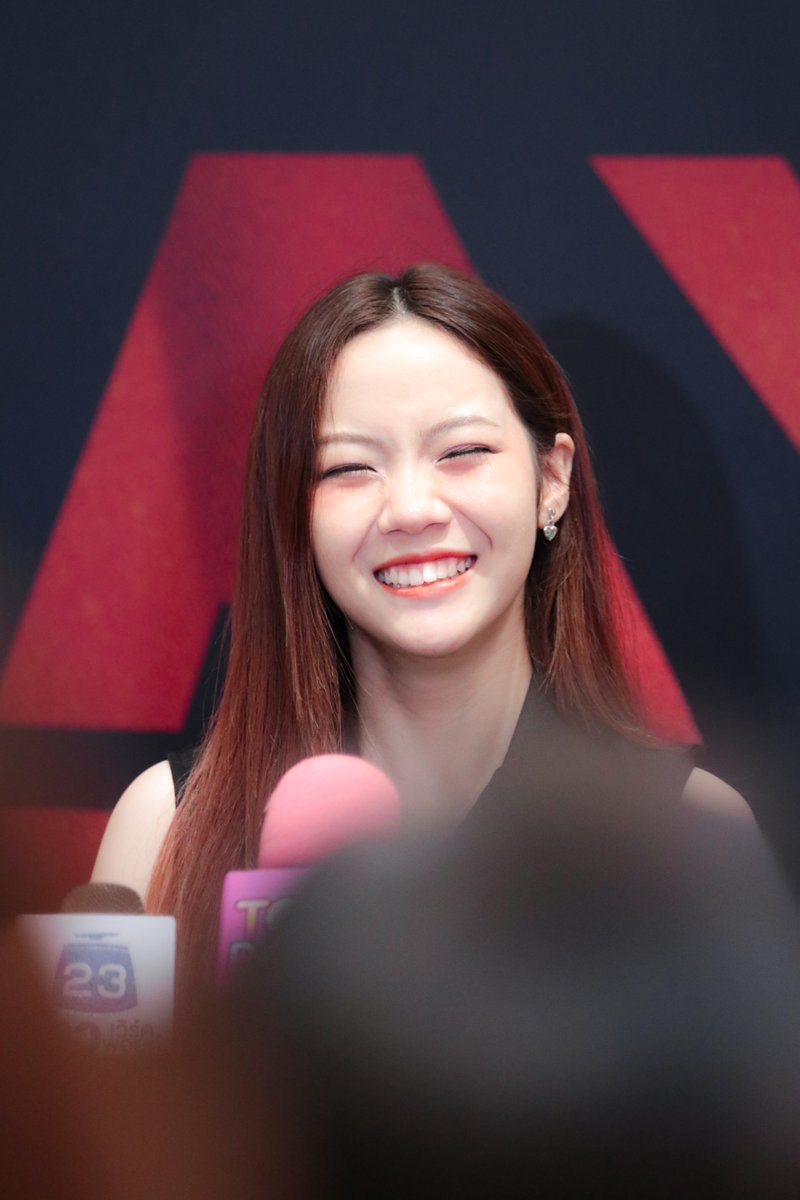 LittleSatchan's tweet image. ถ้านี่คือพิซัทจัง คนที่ให้สัมภาษณ์แล้วแจกความสดใสไม่หยุด 😆🪐🖤

#SatchanSawitchaya 
#DesignVillageRatchada #FriYaYNight  #BREWAVE