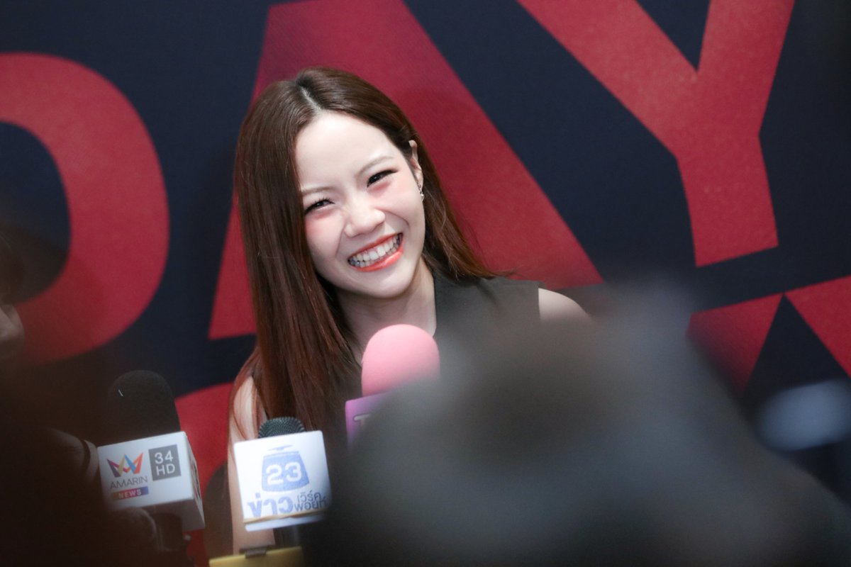 LittleSatchan's tweet image. ถ้านี่คือพิซัทจัง คนที่ให้สัมภาษณ์แล้วแจกความสดใสไม่หยุด 😆🪐🖤

#SatchanSawitchaya 
#DesignVillageRatchada #FriYaYNight  #BREWAVE