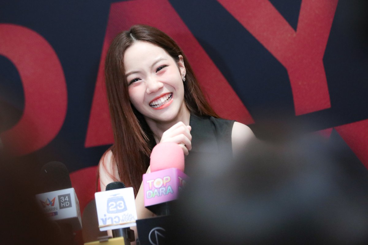 LittleSatchan's tweet image. ถ้านี่คือพิซัทจัง คนที่ให้สัมภาษณ์แล้วแจกความสดใสไม่หยุด 😆🪐🖤

#SatchanSawitchaya 
#DesignVillageRatchada #FriYaYNight  #BREWAVE