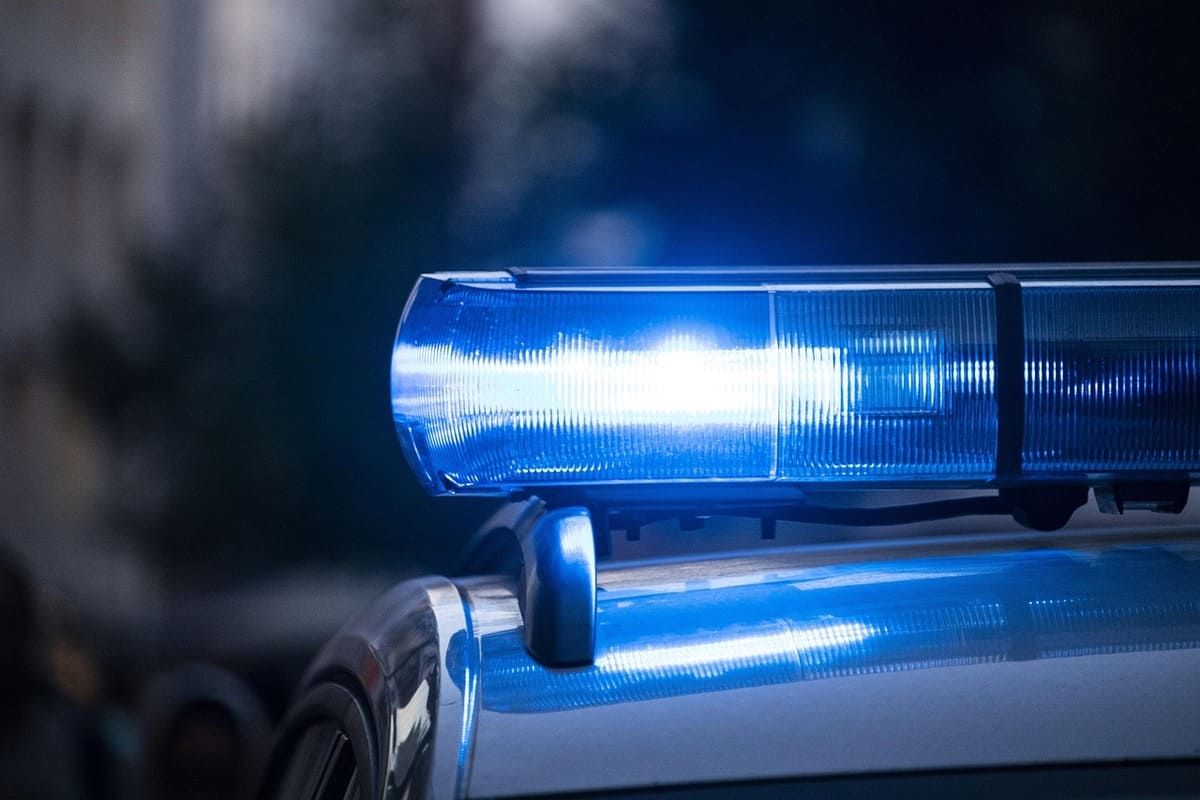viverexterior's tweet photo. 🚔 Nova diretriz na Flórida: policiais rodoviários agora podem checar o status migratório durante abordagens de trânsito e manter imigrantes ilegais sob custódia por até 1 hora. Medida gera debates sobre direitos constitucionais. Saiba mais: [https://t.co/hZk8sWnnrt] #Imigração https://t.co/ZRWsGay8CP