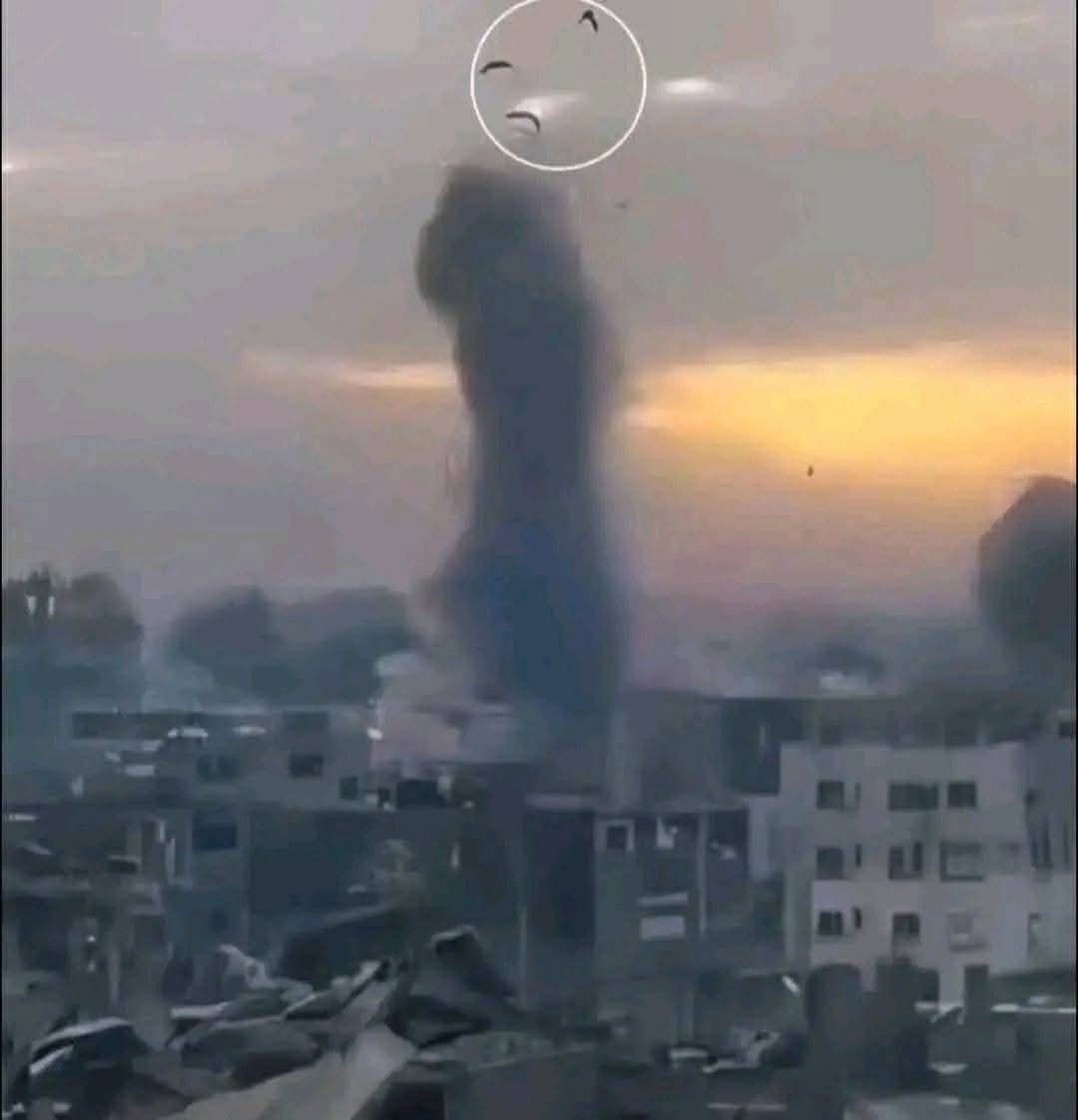 سقطت تفاحة واحدة فأدرك العالم قانون نيوتن للجاذبية الارضية وسقط آلاف البشر في غزzزة ولم يدرك العالم معنى الإنسانية .
أين منظمات حقوق الإنسان الذين يدعون الإنسانية .
🤲🏻 يارب عليك بهم فهم لا يعجزونك