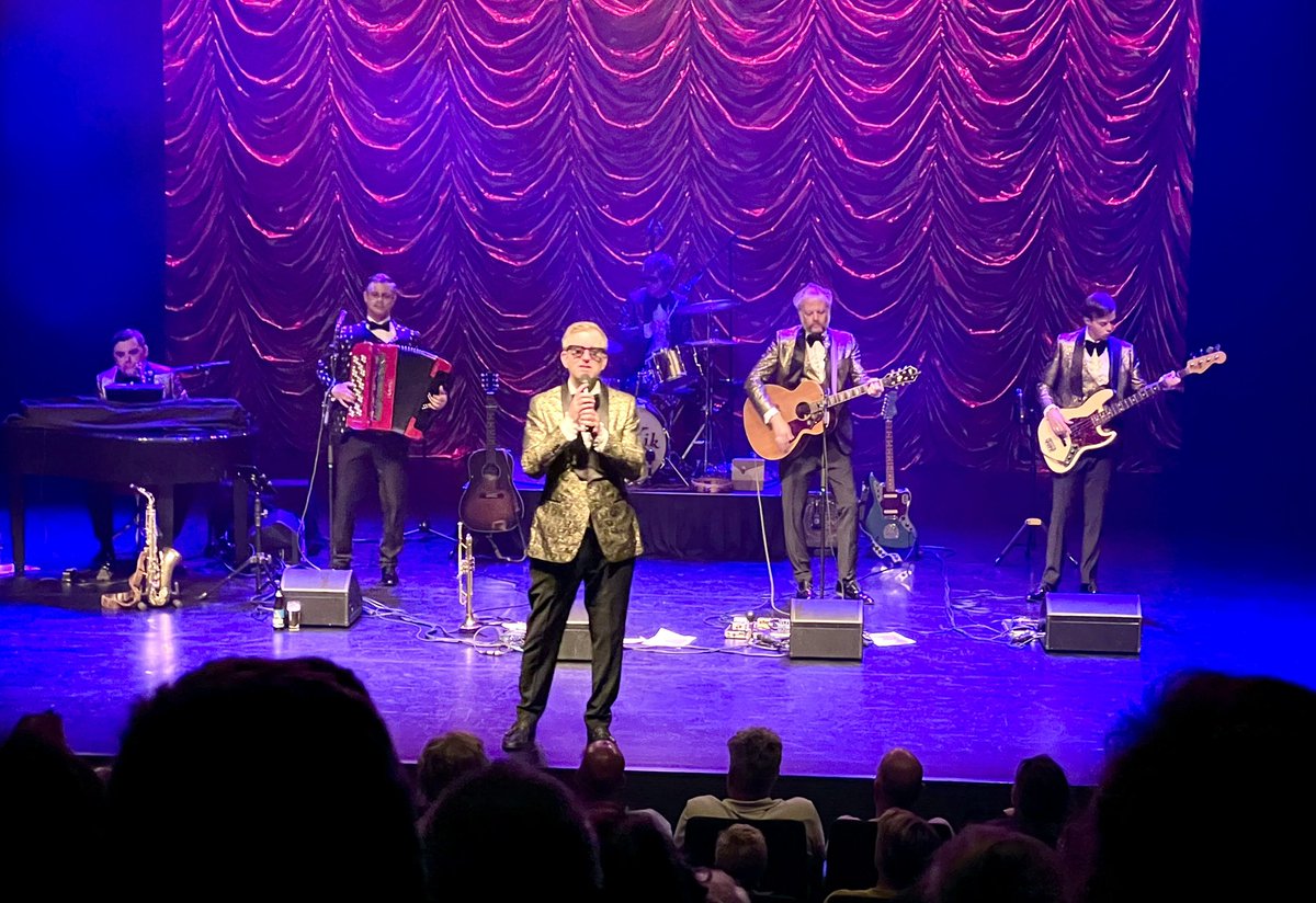 De draad langzaamaan weer oppakken. Het bijwonen van het theaterprogramma “Bal Populaire” van The Kik in het Speelhuis in Helmond draagt daar zeker aan bij. Het was wederom genieten.