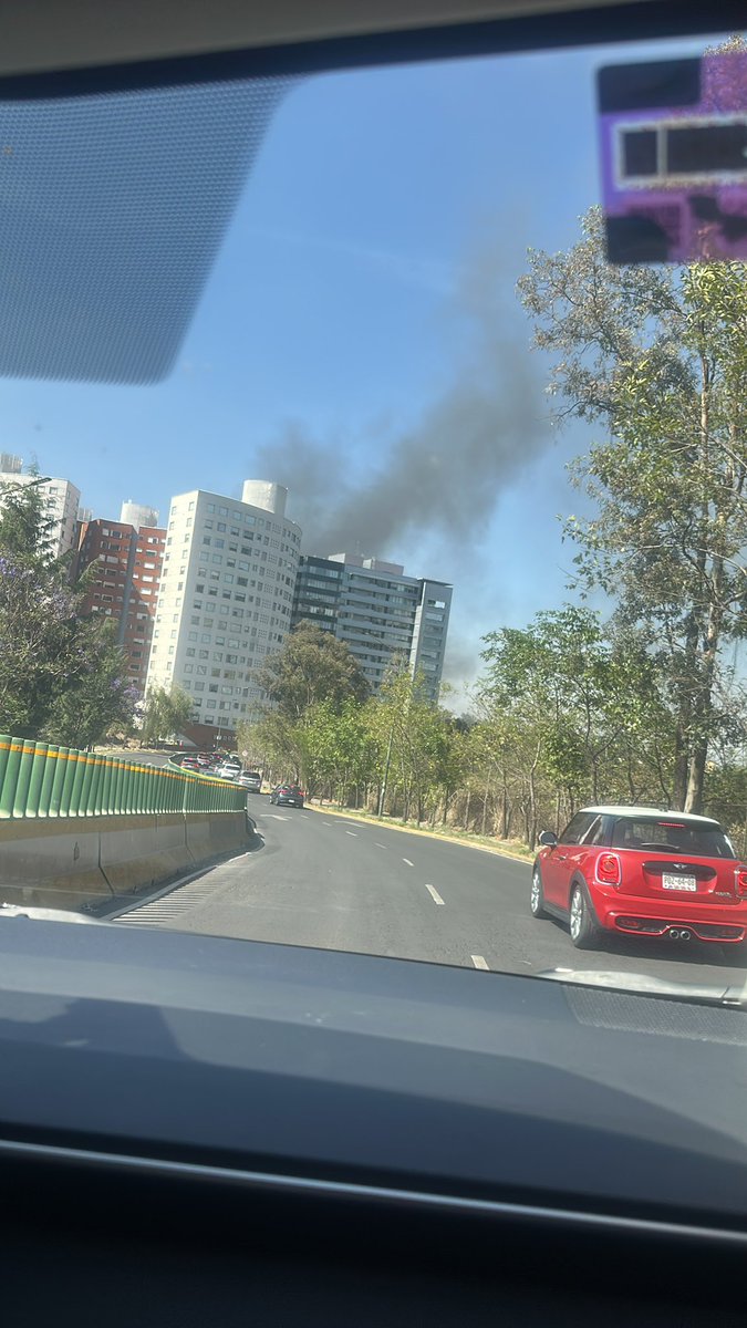 Teresiux_Ch's tweet photo. Incendio en a zona de Santa Fe @Bomberos_CDMX https://t.co/LCT0njw6ks