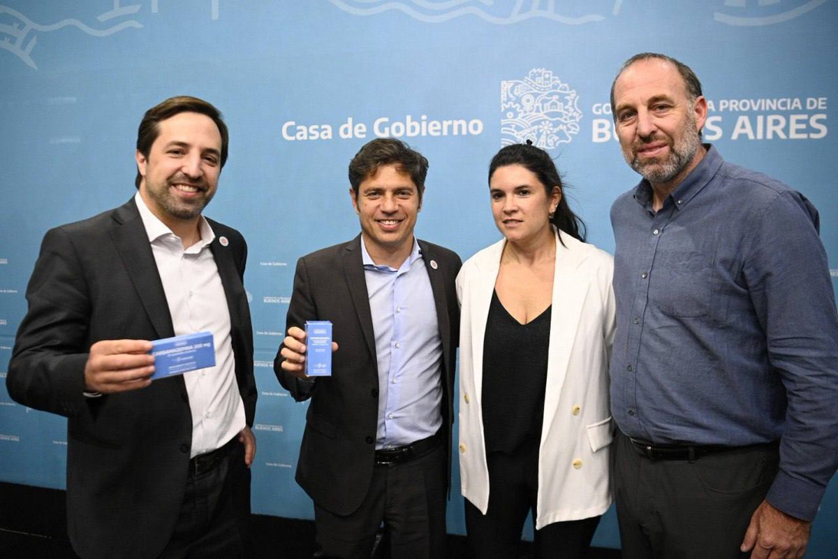 Presentamos el programa Medicamentos Bonaerenses con el que la provincia de Buenos Aires se va a hacer cargo de la compra de 74 remedios para enfermedades prevalentes que serán distribuidos en los centros de salud y hospitales de la PBA. 

Una respuesta que estamos dando frente a