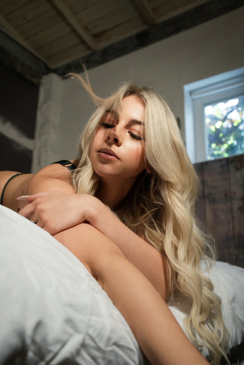 allyreignx's tweet photo. how many tries do you think it took to get this pic? 🙃 https://t.co/F4VlaBlmdo