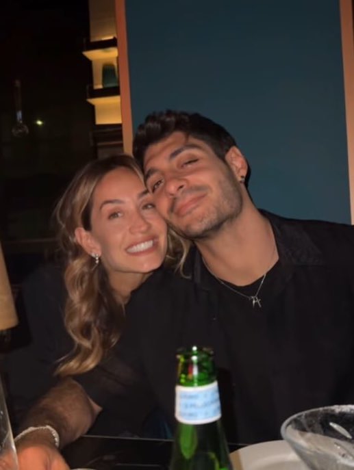 lollinaf1983's tweet photo. Mamma e.                                     I loro
Papà.                                               Figli

🤣🤣🤣🤣❤️❤️❤️

#helevier https://t.co/q9xnF9sFl0