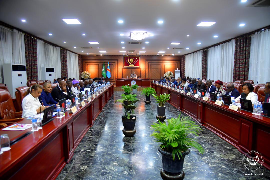 Présidence RDC 🇨🇩 (@presidence_rdc) on Twitter photo Le Chef de l’État Félix Tshisekedi a présidé, ce vendredi 04 avril 2025 à la Cité de l’Union africaine, la 38ème réunion ordinaire du Conseil des ministres du gouvernement <a href="/SuminwaJudith/">Judith SUMINWA TULUKA</a>. Au cours de cette réunion ordinaire, les membres du gouvernement ont planché sur Le Chef de l’État Félix Tshisekedi a présidé, ce vendredi 04 avril 2025 à la Cité de l’Union africaine, la 38ème réunion ordinaire du Conseil des ministres du gouvernement <a href="/SuminwaJudith/">Judith SUMINWA TULUKA</a>. Au cours de cette réunion ordinaire, les membres du gouvernement ont planché sur