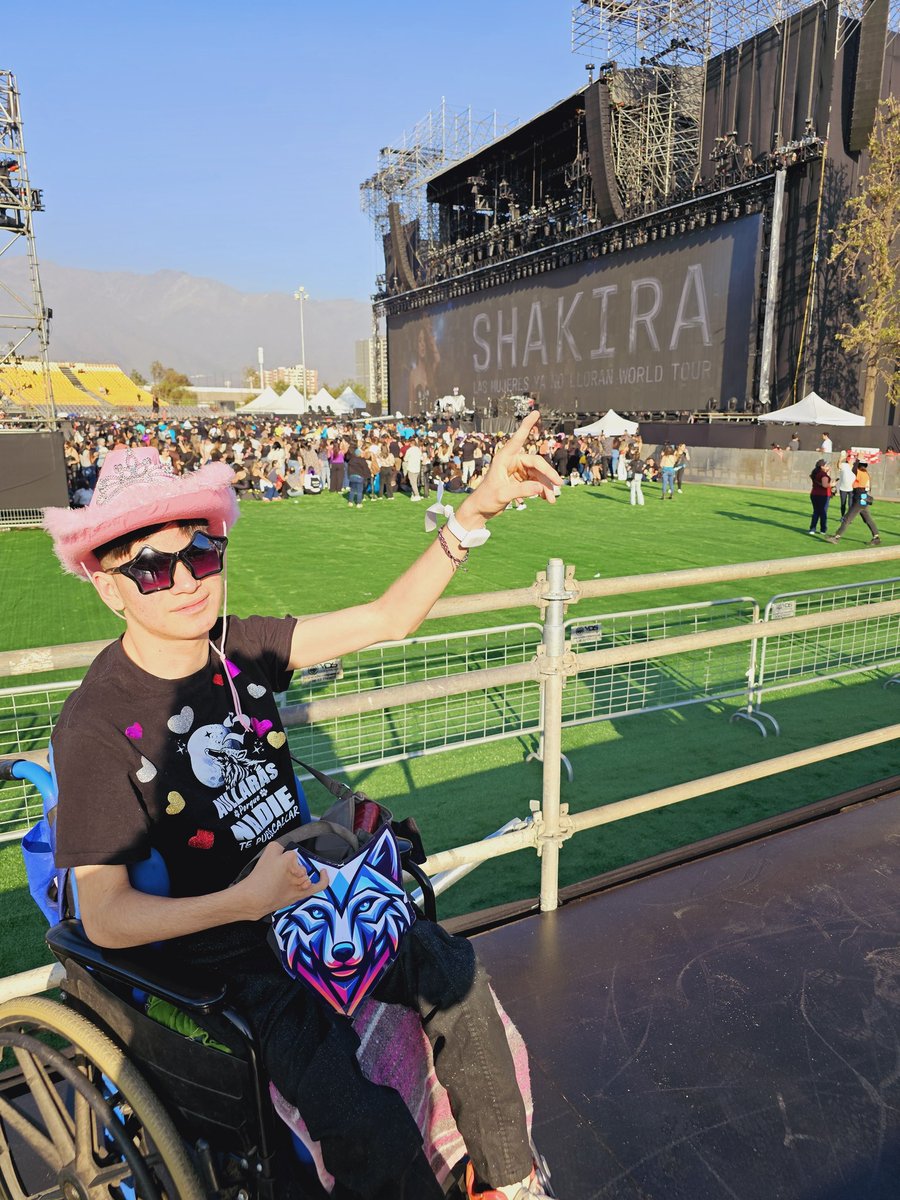 pjmramirez's tweet photo. Ya instalados para verte  amada @shakira Por fin en Chile 🇨🇱
Soy tu invitado especial! #LMYNLWorldTourSantiago https://t.co/ALTp9wp8VZ