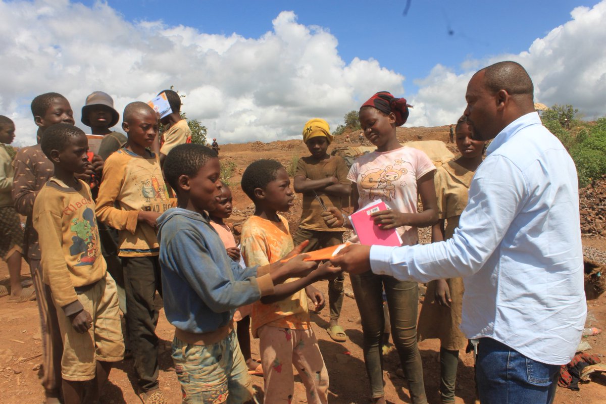 CongolaisOce's tweet photo. Dans le cadre de sa lutte continue contre le travail des enfants dans les mines, l’Observatoire Congolais de l’Environnement (OCE) a effectué une visite émouvante, vendredi 04 Avril 2025, dans la carrière artisanale de Kimbeimbe Damas.
https://t.co/A4KxBNvyt0 https://t.co/10WJxQGlFJ