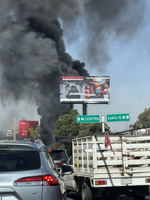 CarlosLaraM81's tweet photo. 🔴 URGENTE: Se registra un #incendio en la autopista #México - #Toluca en dirección a #Constituyentes a la altura de #Patio #SantaFe en la #CDMX. https://t.co/QtrBePJnTL
