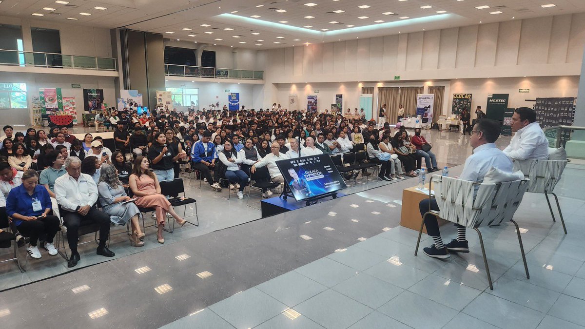 Que gusto compartir con estudiantes emprendedores de Oaxaca algunos aprendizajes en mi vida profesional. Hay que estar preparados y desarrollar habilidades, porque las oportunidades llegan cuando uno está listo para tomarlas.  Gracias Expo <a href="/Oaxaca_Emprende/">Oaxaca Emprende 2025</a> 2025.