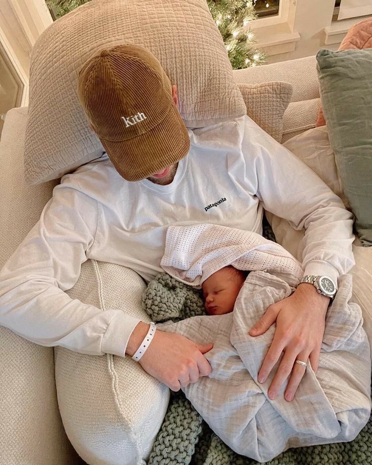 lovingmarrey's tweet photo. DÍA 5 - Domestic Marrey

Mar y Rey acaban de convertirse en papi de mellizos. Esto es un poquito de su nueva vida con dos bebés en casa. 

#MARREYWEEK https://t.co/HbwiOPA9HX