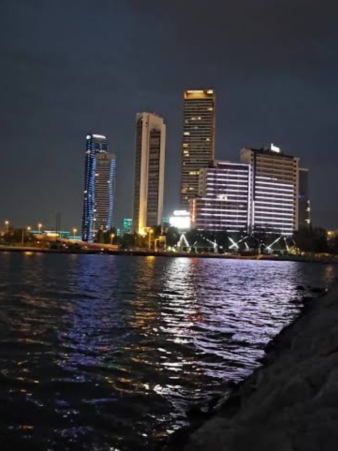 Gece en karanlık ve ebedi
göründüğü zaman gün ışığı en yakındır.
Her gecenin bir sabahı vardır...🌙