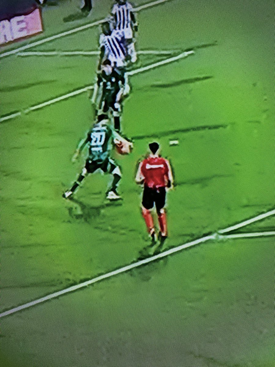 <a href="/LaLiga2/">LALIGA HYPERMOTION</a> <a href="/CDCastellon/">CD Castellón</a> <a href="/AlbaceteBPSAD/">Albacete Balompié 🤍</a> Las tres jugadas ocurren en menos de 5 minutos, las tres son revisadas durante varios minutos y ninguna de las tres se pita a favor del Castellón. Dos penaltis y un gol anulado por fuera de juego que ni con lupa se puede ver 100%. Vergüenza de liga, así no se puede competir!