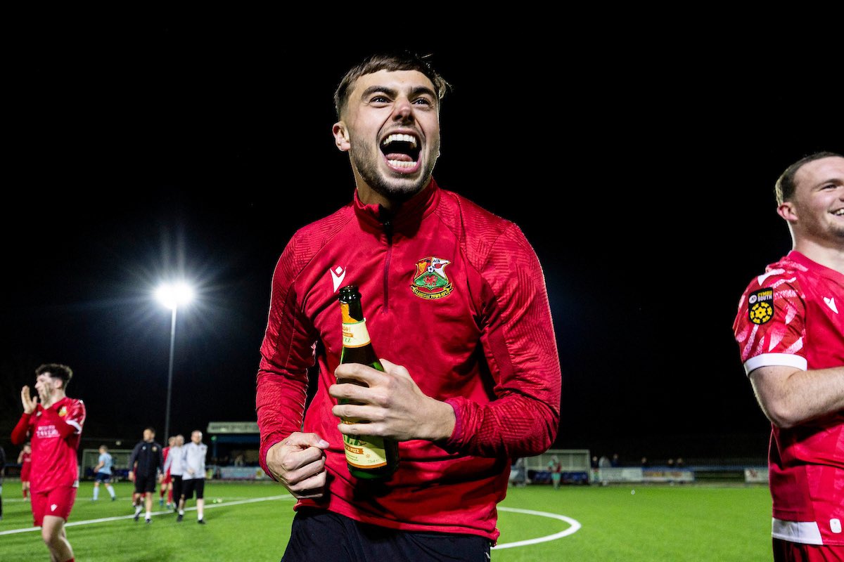 The celebrations have begun for the champions 🥳

<a href="/LlanelliReds/">Llanelli Town AFC</a> | #JDCymruSouth