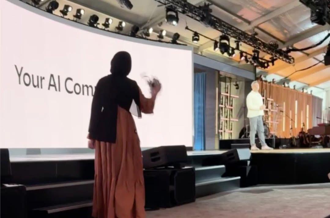 من دقائق،
اللي في الصورة هذي إبتهال أبو السعد
مبرمجة في مايكروسوفت طلعت على مسرح
احتفال الشركة بمرور 50 سنة على تأسيسها
واتهمت مصطفى سليمان، مدير قطاع الذكاء الاصطناعي في مايكروسوفت Microsoft AI، بإن ايديه ملوثة بالدم وكل إدارة مايكروسوفت وكل الشركة بسبب استمرارهم في تزويد جيش
