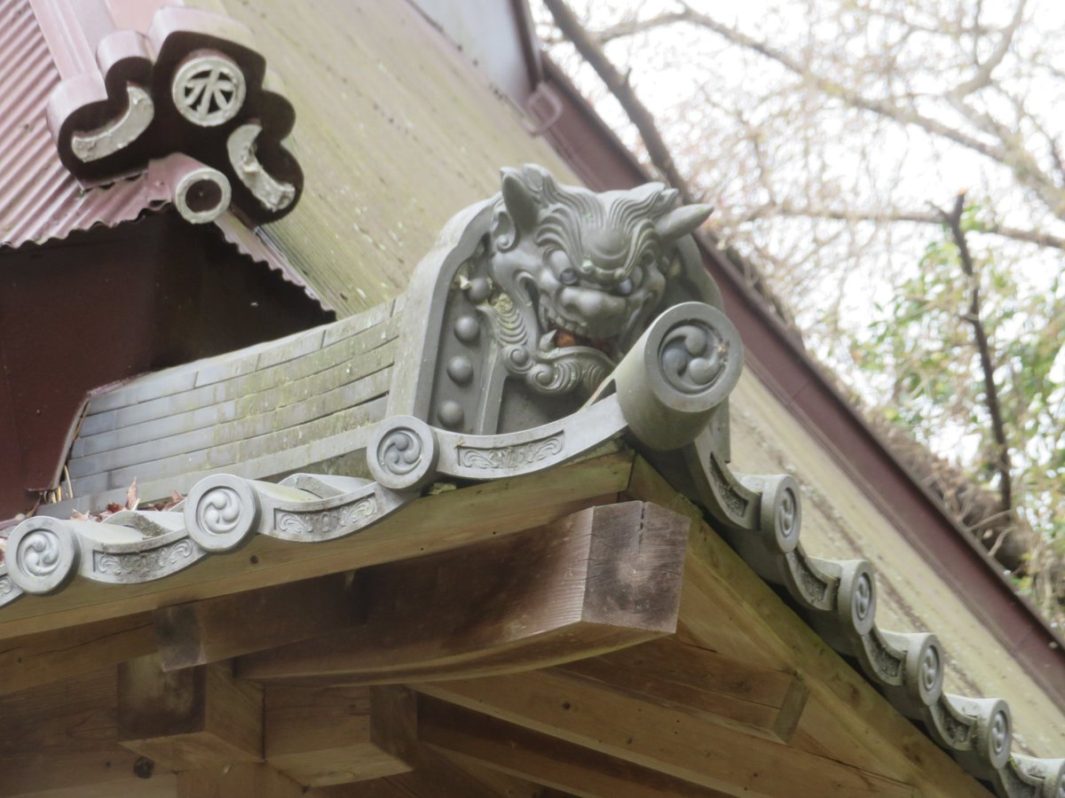 今日の鬼瓦👹
鬼瓦の後ろに「水」の瓦が💦
二段構えです😎✨
#鬼瓦　#水　#西光寺