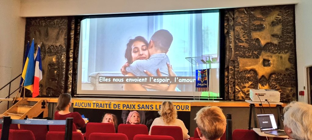 FMouillaud22's tweet photo. 4h de débats, films, musiques : soirée mémorable à la mairie du 9eme avec l'association @UkraineVictoire et la communauté ukrainienne, sur les enfants déportés et, plus largement, la campagne #peoplefirst pour redonner sa place à l'humain dans les pourparlers.
#SlavaUkraïni https://t.co/56Ut88euKb