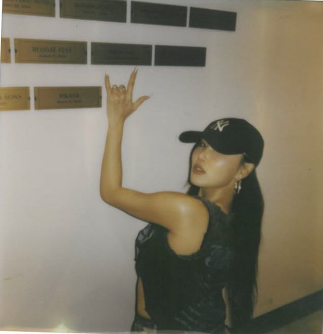 #HWASA got a plaque on the wall at Brooklyn Paramount in NYC for her SOLD OUT concert 🥇