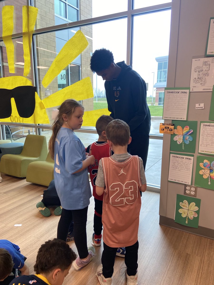 weaver_andy's tweet photo. March Madness Activity with 1st graders today at Guilford Elementary by some of our next year’s seniors was fun and a huge success. https://t.co/EK9F4Fo0tb