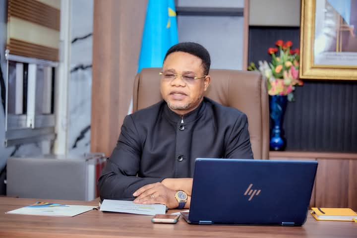 Carinelfm's tweet photo. #RDC #CONSULTATIONS #NATIONALES;  Pourquoi perdre le temps avec des consultations menant à la formation d'un gouvernement d'union nationale.
D'où viendront ces super ministres qui seront différentes de ceux ayant déjà montré leurs limites ? https://t.co/sDI1o4ncFZ