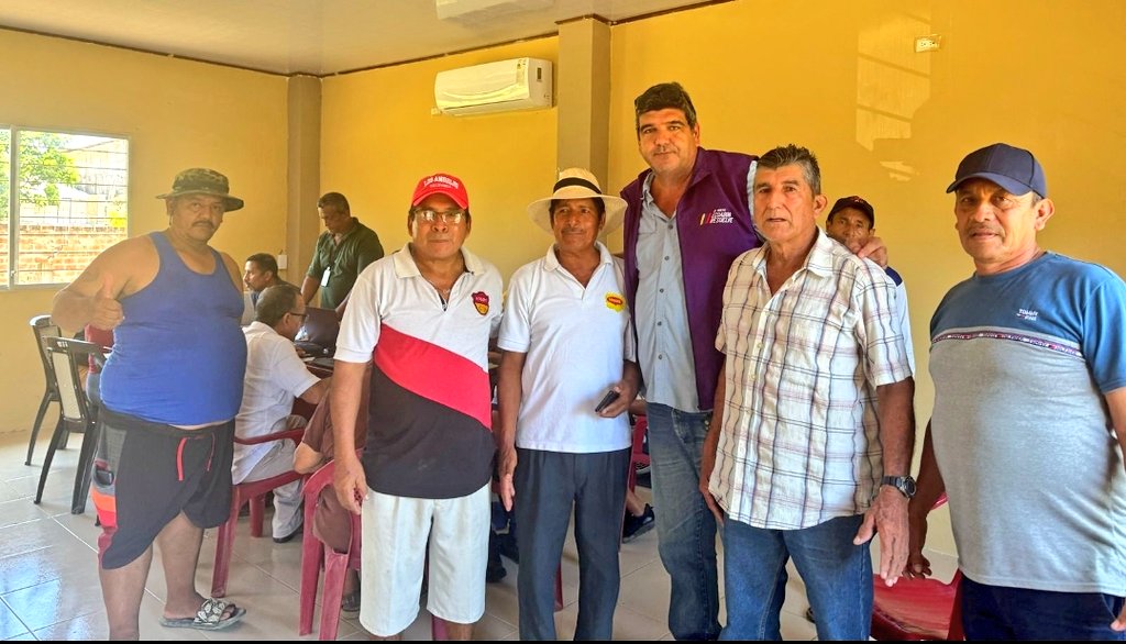 Agricultura_CZ4's tweet photo. #Manabí | Técnicos del @AgriculturaEc, realizan levantamiento de información en fincas de productores afectados por el fuerte temporal invernal, el Gobierno socializa el Bono CATTA - NUEVO ECUADOR, un incentivo para pequeños y medianos productores afectados por el invierno 2025. https://t.co/pFGMju0r2x