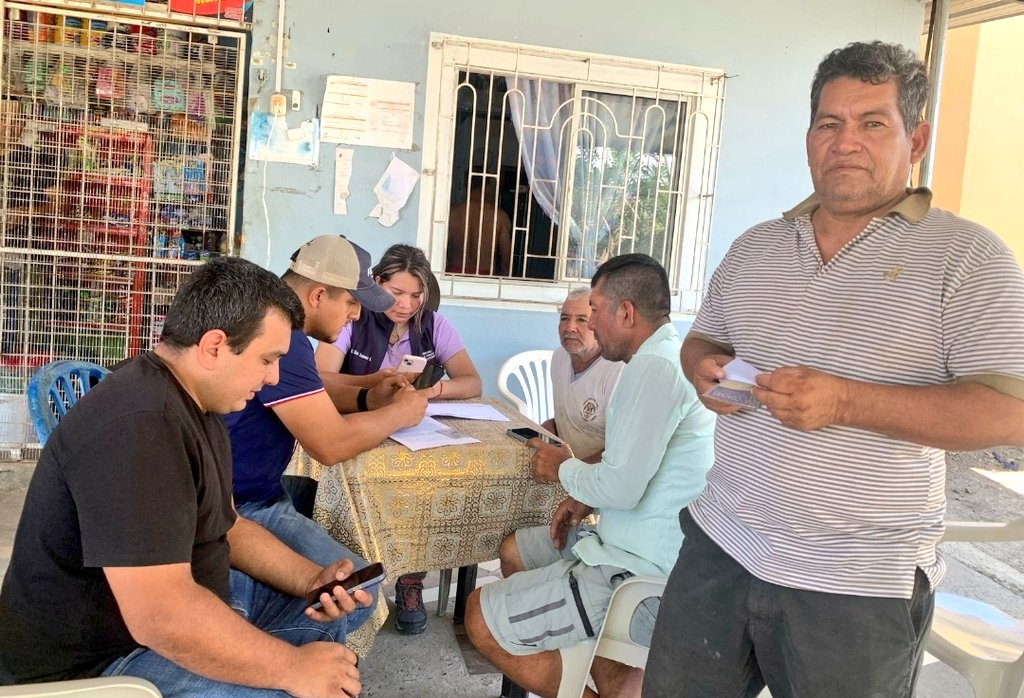 Agricultura_CZ4's tweet photo. #Manabí | Técnicos del @AgriculturaEc, realizan levantamiento de información en fincas de productores afectados por el fuerte temporal invernal, el Gobierno socializa el Bono CATTA - NUEVO ECUADOR, un incentivo para pequeños y medianos productores afectados por el invierno 2025. https://t.co/pFGMju0r2x