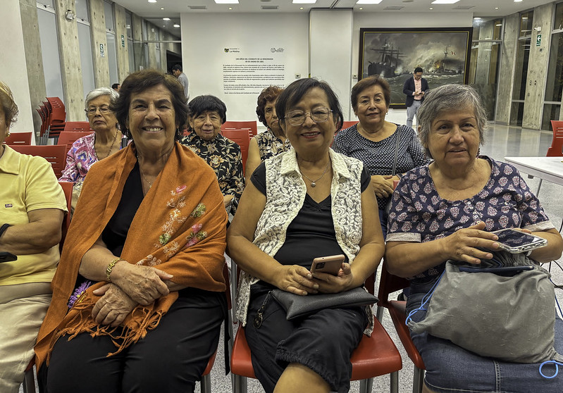 🇵🇪 Jueves Cultural por la memoria✨🇵🇪
Vecinos de La Molina participaron en un emotivo encuentro con la historia del Perú, reflexionando sobre la época del terrorismo gracias al proyecto “Resistimos con Esperanza” de Luis Enrique Cam.

#LaMolinaSeRenueva