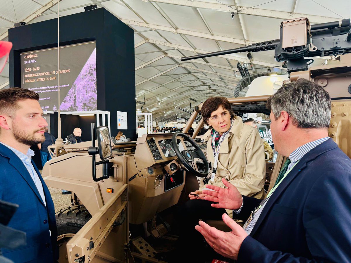 BSabouret's tweet photo. 🇫🇷Rencontres et entretiens riches au #SOFINS à l’invitation de @JeromePescina, maire de #Martignas sur Jalle. Fierté de découvrir dans ce salon dédié aux forces spéciales, le savoir-faire technologique français en matière de défense 🚁🥇 https://t.co/VEJTCv7bdf