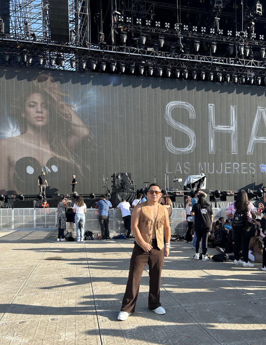 frikneyspears's tweet photo. Cumpliendo un sueño! ✨❤️
#lmynlworldtoursantiago
#lmynllworldtoursantiago @shakira https://t.co/wB7Zavqzya