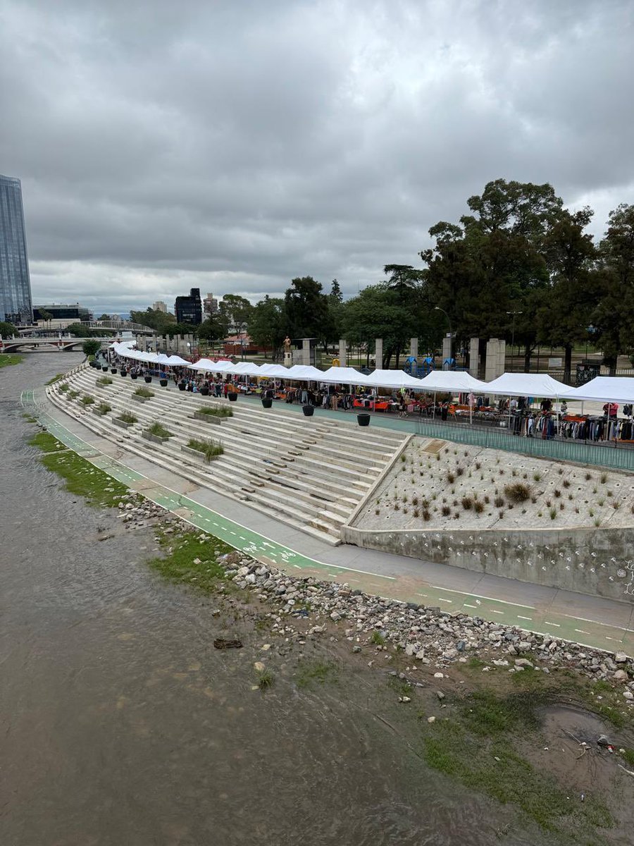 Dean_Rodrigo's tweet photo. Cuando uno camina por el Parque Las Heras-Elisa respira comunidad. Gracias a su puesta en valor hoy el parque es un punto de encuentro, un lugar de identidad y orgullo colectivo. Estas ferias, impulsadas por sectores productivos, son una oportunidad que llenan de vida la ciudad https://t.co/TGMGpmfafx