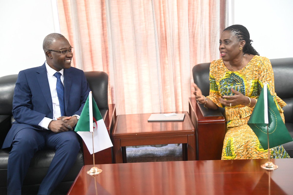 "لقاءات مُثمِرة ومُتنوعة أجريتُها مع مختلف مسؤولي الاتحاد الأفريقي الذين يعنون بقضايا الشباب، بمناسبة مشاركتي في أشغال قمة "قيادات الشباب الإفريقية" التي احتضنتها "أديس أبابا" في الفترة الممتدة من 3 إلى 5 أفريل 2025، تحت شعار "إطلاق العنان لطاقات الشباب من أجل إفريقيا مزدهرة".