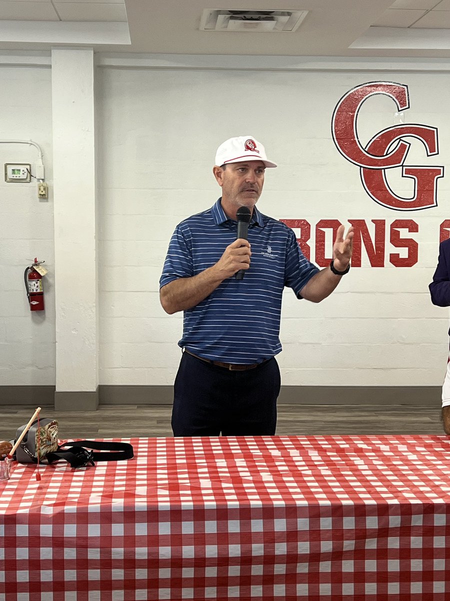 FootballGibbons's tweet photo. Huge congrats to Coach DuBuc for organizing such an incredible event! Bringing the CGHS community together like this creates memories that’ll last a lifetime. Special thanks to our Honored Guest,  Ryan Hart - CG Class of ‘02 for joining us tonight 
🔴⚪️🛎️🗣️
#RingTheBell25 https://t.co/PrOHaQ0Vhk