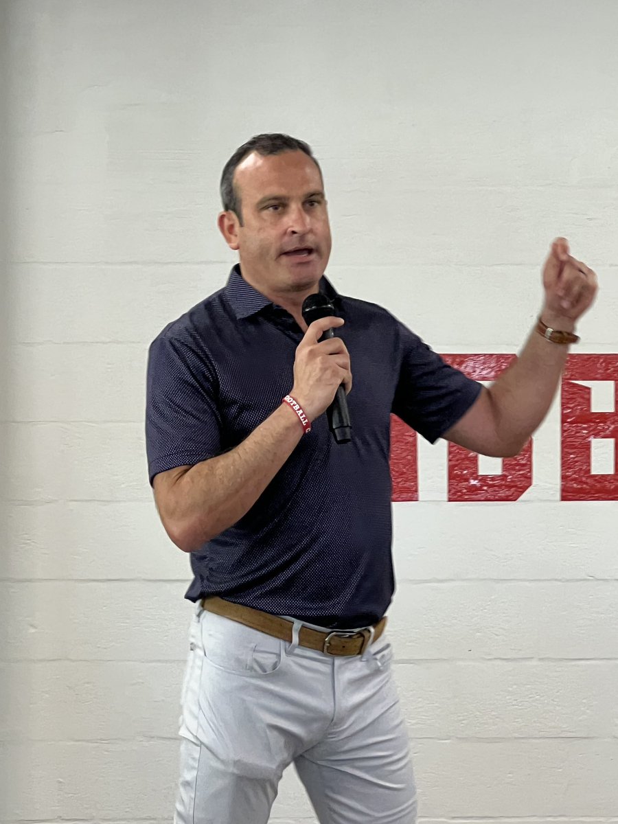 FootballGibbons's tweet photo. Huge congrats to Coach DuBuc for organizing such an incredible event! Bringing the CGHS community together like this creates memories that’ll last a lifetime. Special thanks to our Honored Guest,  Ryan Hart - CG Class of ‘02 for joining us tonight 
🔴⚪️🛎️🗣️
#RingTheBell25 https://t.co/PrOHaQ0Vhk