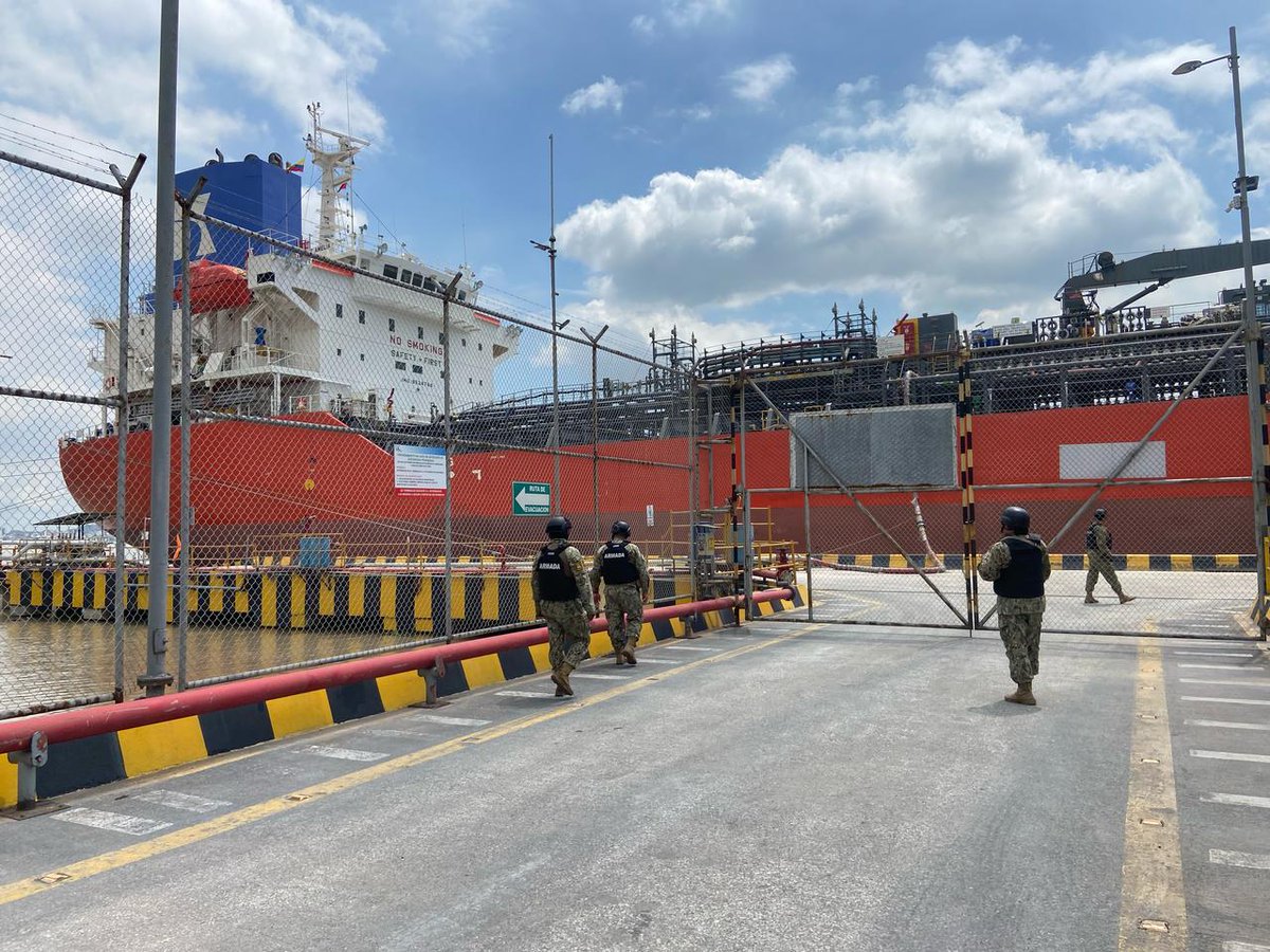 armada_ecuador's tweet photo. La @armada_ecuador a través de la Dirección Nacional de los Espacios Acuáticos cumplen el rol de Autoridad Marítima Nacional realizando operaciones militares de control y seguridad en los puertos marítimos, comerciales, pesqueros y artesanales a nivel nacional. Precautelando la seguridad de la ciudadanía y el normal desarrollo de las actividades pesqueras,  comerciales y turísticas en las áreas estratégicas del Estado. 

#SiempreArumbo 
#ArmadaEcuatoriana 
#YoSoyNaval 
#militares 
#UnSoloEcuador
#EcuadorUnaSolaFuerza.