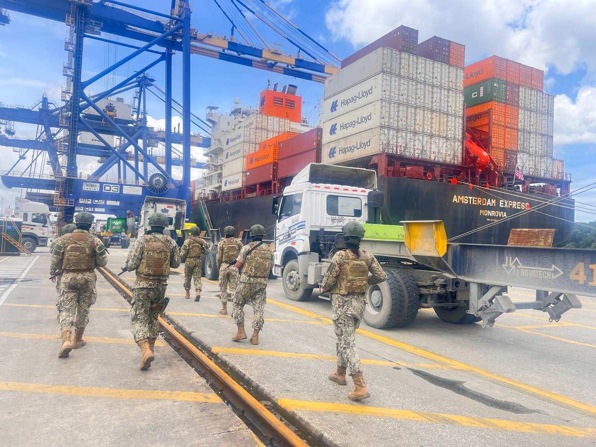 armada_ecuador's tweet photo. La @armada_ecuador a través de la Dirección Nacional de los Espacios Acuáticos cumplen el rol de Autoridad Marítima Nacional realizando operaciones militares de control y seguridad en los puertos marítimos, comerciales, pesqueros y artesanales a nivel nacional. Precautelando la seguridad de la ciudadanía y el normal desarrollo de las actividades pesqueras,  comerciales y turísticas en las áreas estratégicas del Estado. 

#SiempreArumbo 
#ArmadaEcuatoriana 
#YoSoyNaval 
#militares 
#UnSoloEcuador
#EcuadorUnaSolaFuerza.
