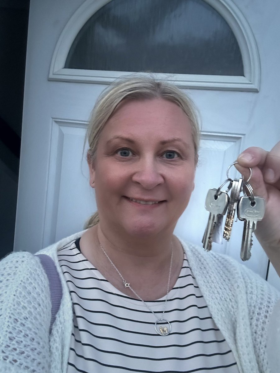 iamjennylarsson's tweet image. My first house! 🏡 #firsthouse #achievement #happy #keysa
