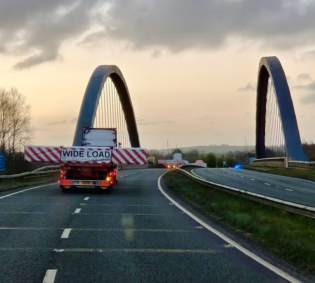 TransportBell's tweet photo. 🚨🚨Wide loads🚨🚨

Road users are advised that wide loads are to be transported from Toomebridge to Belfast Docks between 06:45-09:00 this Saturday and Sunday which may cause a potential disruption along M2 Belfast Bound. 

This will be taking place over the next four weekends. https://t.co/PJGHoQLDm8
