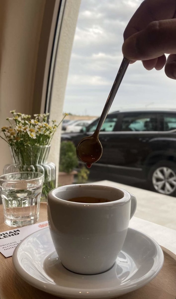 خذاك الغياب وماخذاني عليك الغل
عشان السنين اللي مضت ماقدرت اقوى

احبك ولا عندي لـ نسيان عينك حل
موادعك شي اكبر من الحزن والبلوى