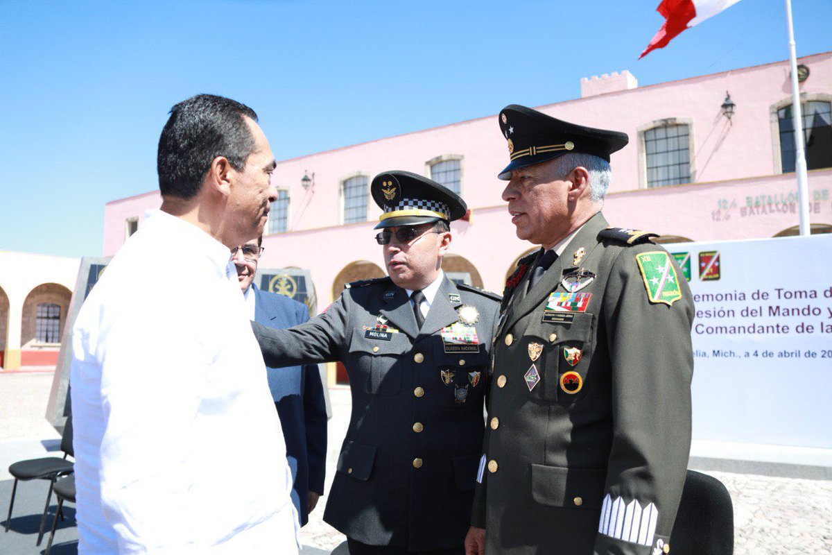 Asistí a la toma de protesta y posesión de mando del general Juan Bravo Velázquez, como comandante de la XXI Zona Militar, a quien le reiteré la total disposición de la <a href="/FiscaliaMich/">Fiscalía General de Michoacán</a> para continuar con un trabajo conjunto e interinstitucional en las tareas de seguridad y combate