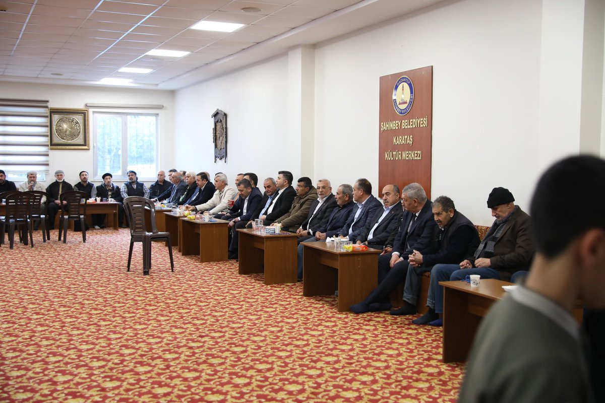 Şahinbey İlçe Başkanımız Mehmet Tiryaki, Şehitkamil İlçe Başkanımız İsmail Güler ve il-ilçe yönetim kurulu üyelerimiz ile birlikte, Milletvekilimiz Sayın Bünyamin Bozgeyik'in ahirete irtihâl eden akrabası İmam Hüseyin Bozgeyik için taziye ziyaretinde bulunduk. 

Merhum'a Yüce