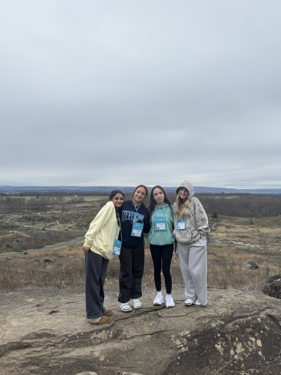 HolmesDCtrip's tweet image. #bus1 exploring Little Round Top and the Pennsylvania Monument