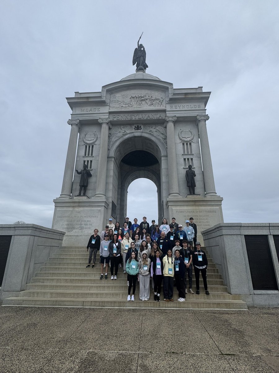 HolmesDCtrip's tweet image. #bus1 exploring Little Round Top and the Pennsylvania Monument