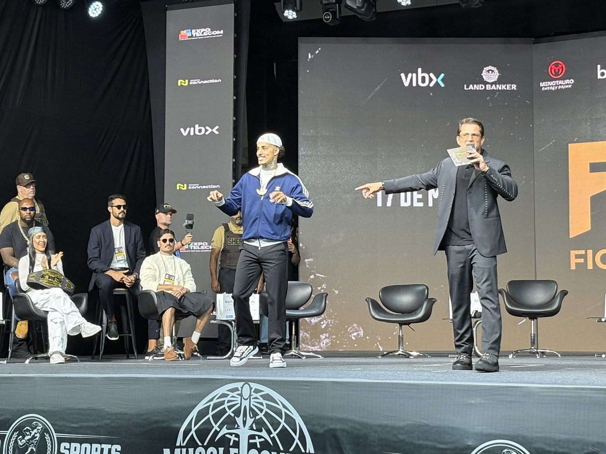 wesleyfelixz's tweet photo. MC Livinho, um dos grandes artistas esportistas do Brasil, tá no palco pra coletiva do FMS 6!
#trge https://t.co/72v91yHPV3