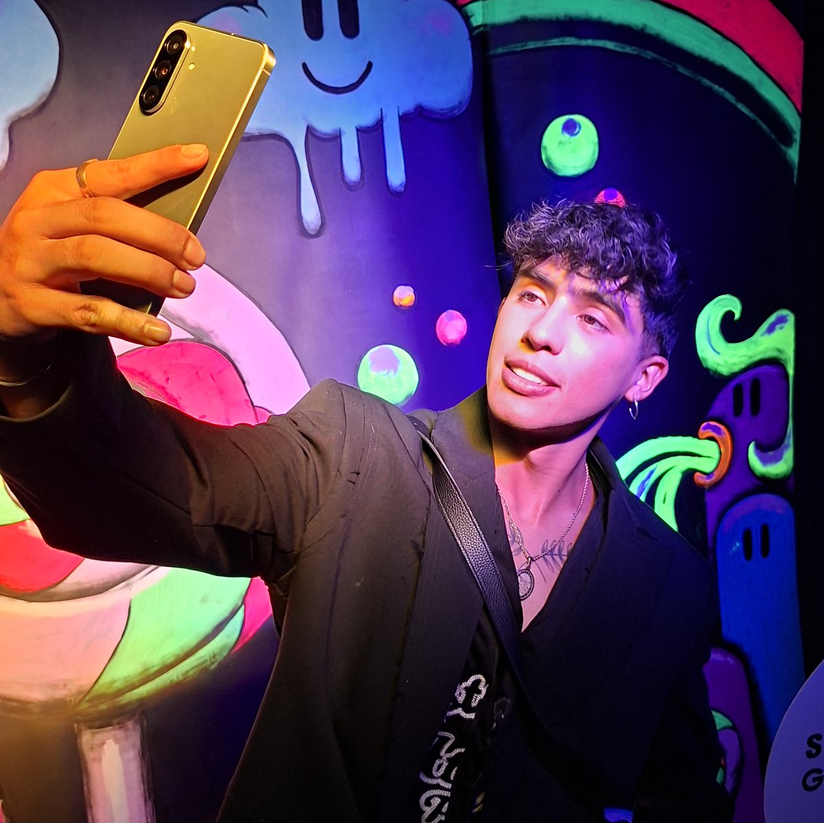 SamsungCO's tweet photo. ¿Noche Asombrosa con la Familia Galaxy? Check ✅
Y con el #GalaxyA56, no se nos escapó ni un momento. 👀✨
#InteligenciaAsombrosa #ComoQuierAs https://t.co/QrFnhjwwxY