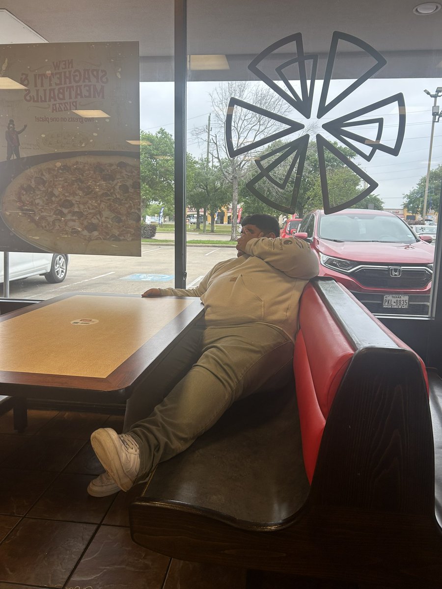 Coach_Piker's tweet image. A little #DIESEL dinner @CicisOfficial Pizza! Not a bad showing by the fellas. I know this: @MCRamFootball will never lose a meal!! 😂

Pizza Challenge Winner: Matias Lertora

We compete in everything we do! #RPND

#RamTough #Ram3500 #CreekMayde